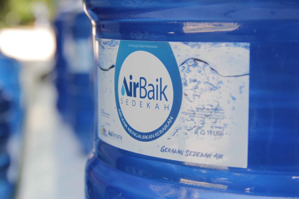 MINUM AIR PUTIH